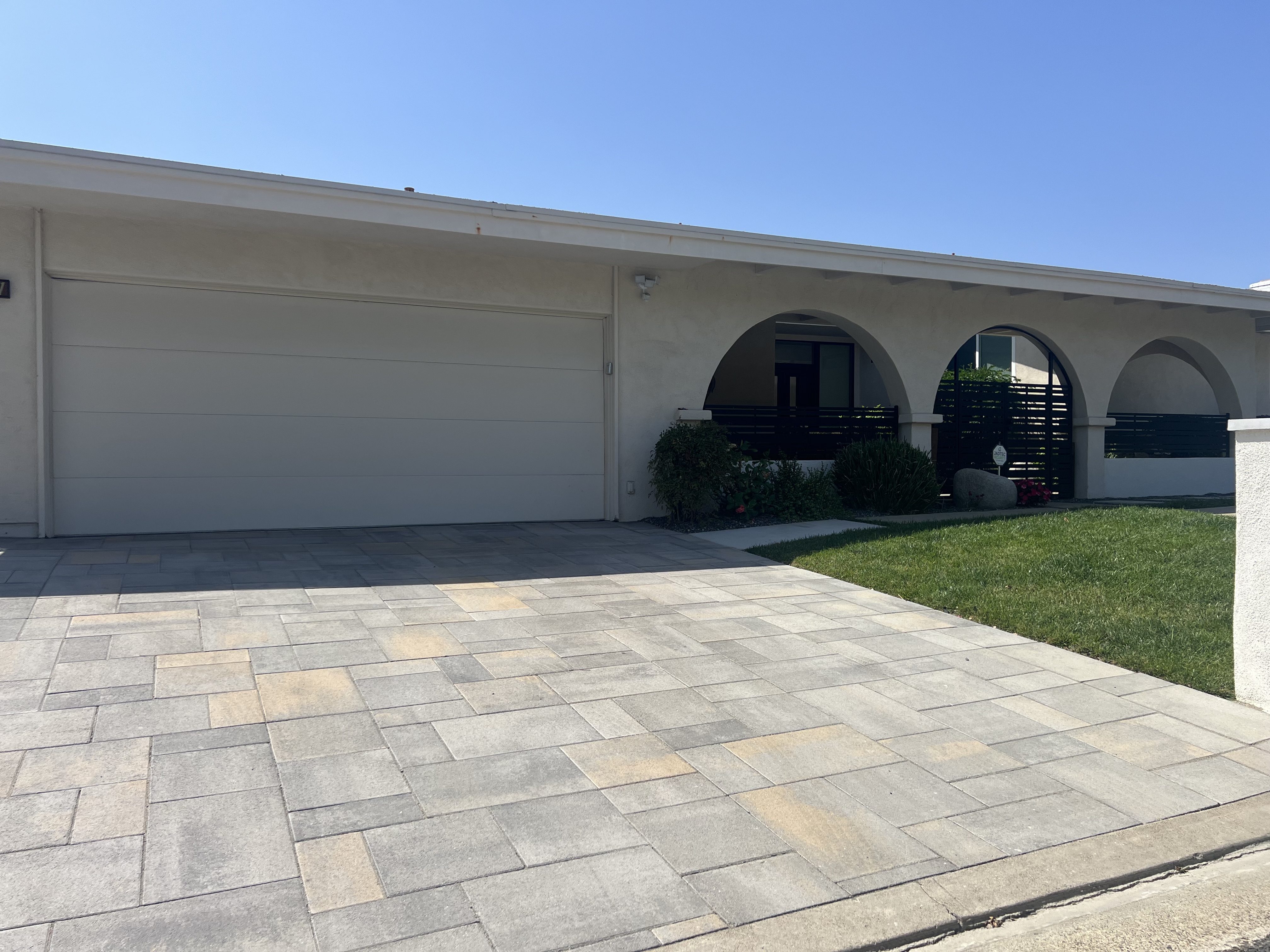 Paver driveway installation in Los Angeles