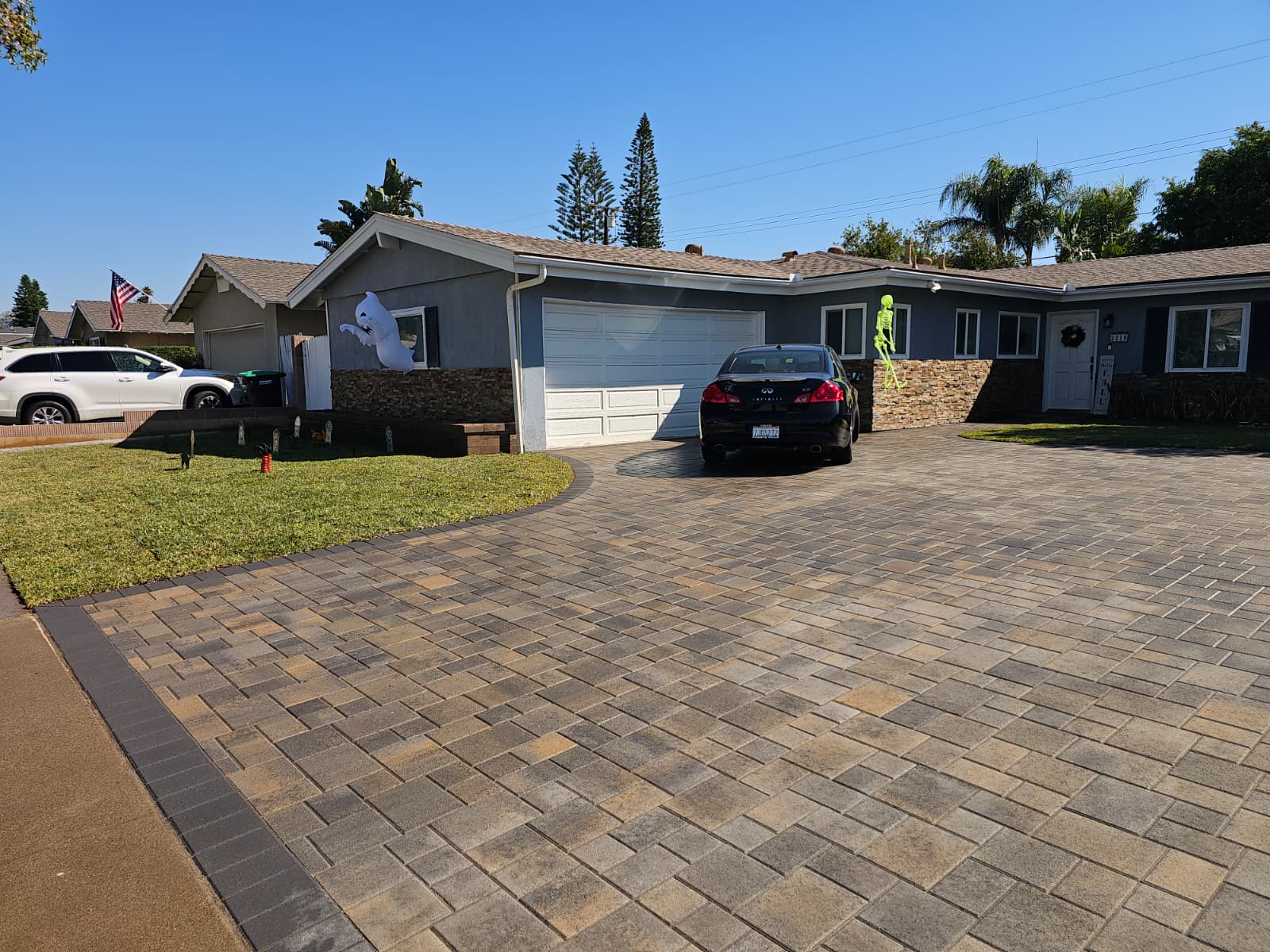 Paver driveway with stone accent house