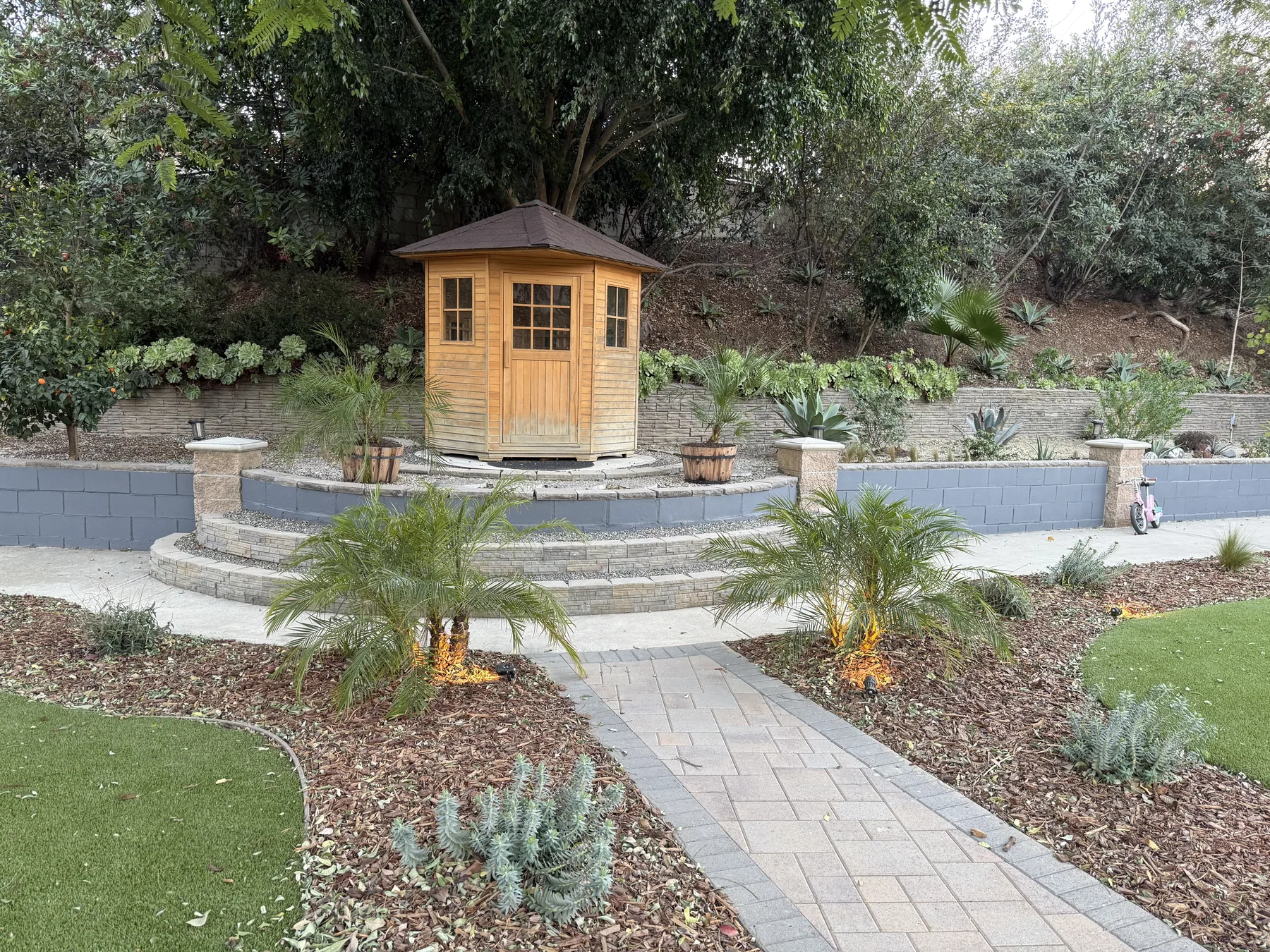 Paver walkway with contrasting border course