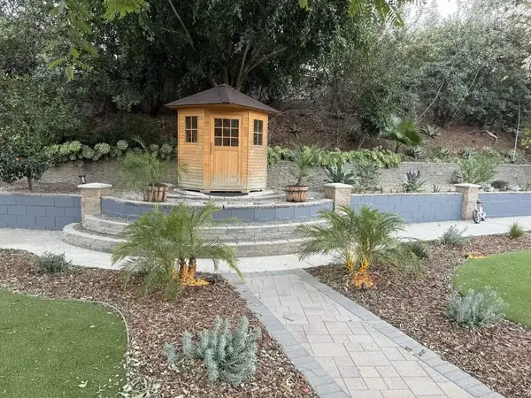 Paver walkway with contrasting border course
